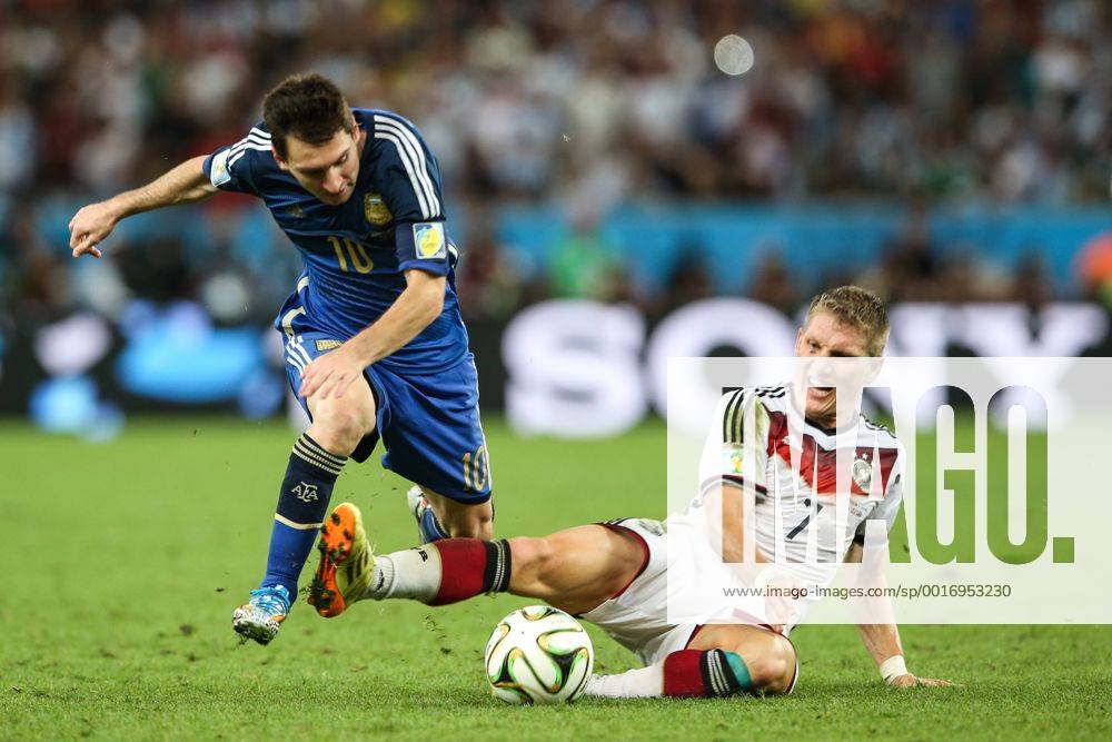 Bastian SCHWEINSTEIGER, Lionel Messi - FIFA WM 2014 - Finale Deutschland vs. Argentinien - Maracana Stadion, Rio de Janeiro - ( x(3)x (25552) Alemanha x Argentina