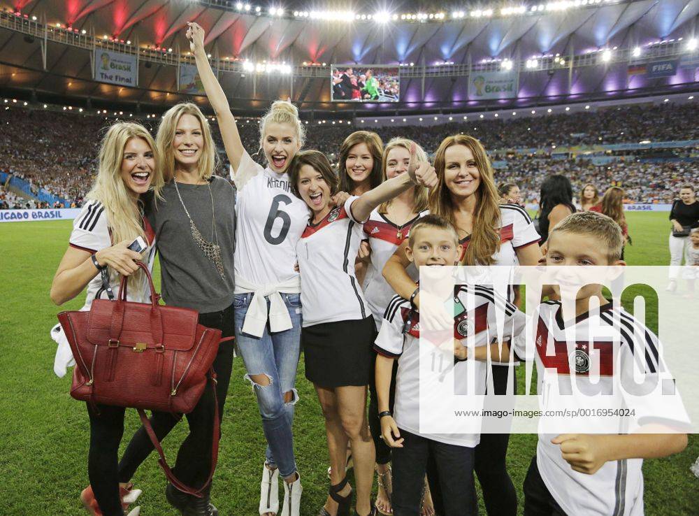 V.li.: Lisa Rossenbach, Freundin von Roman Weidenfeller, Sarah BRANDNER, Freundin von Bastian Schweinsteiger, Lena GERCKE, Freundin von Sami KHEDIRA, Kathrin GILCH, Freundin von Manuel NEUER, Lena, Freundin von Julian DRAXLER, Lisa WESSELER, Frundin von Benedikt Höwedes und Sylwia, Ehefrau von Miroslav KLOSE mit den Söhnen Luan und Noah; Spielerfrau, junge hübsche Frau, Maedchen, sexy, aufreizend, Figur, hübsch, lacht, attraktiv, DEUTSCHLAND FIFA Fussball WM FINALE Weltmeisterschaft am 13.07.2014 im Maracana Stadion von Rio de Janeiro