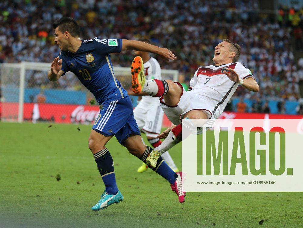 Rio de Janeiro, FIFA, Fussball Männer, Fussball Welltmeisterschaften 2014, FIFA world cup 2014 ,Final, Finale, Deutschland vs Argentinien , Germany vs Argentina 13.07.2014, Estadio Maracana, Rio de Janeiro,Sergio Aguero, Argentinien, Bastian Schweinsteiger, Deutschland,