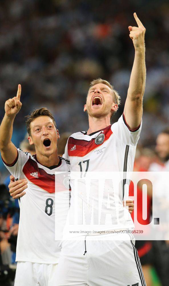 Rio de Janeiro, FIFA, Fussball Männer, Fussball Welltmeisterschaften 2014, FIFA world cup 2014 ,Final, Finale, Deutschland vs Argentinien , Germany vs Argentina 13.07.2014, Estadio Maracana, Rio de Janeiro, Mesut Özil, Per Mertesacker, beide Deutschland, jubeln,