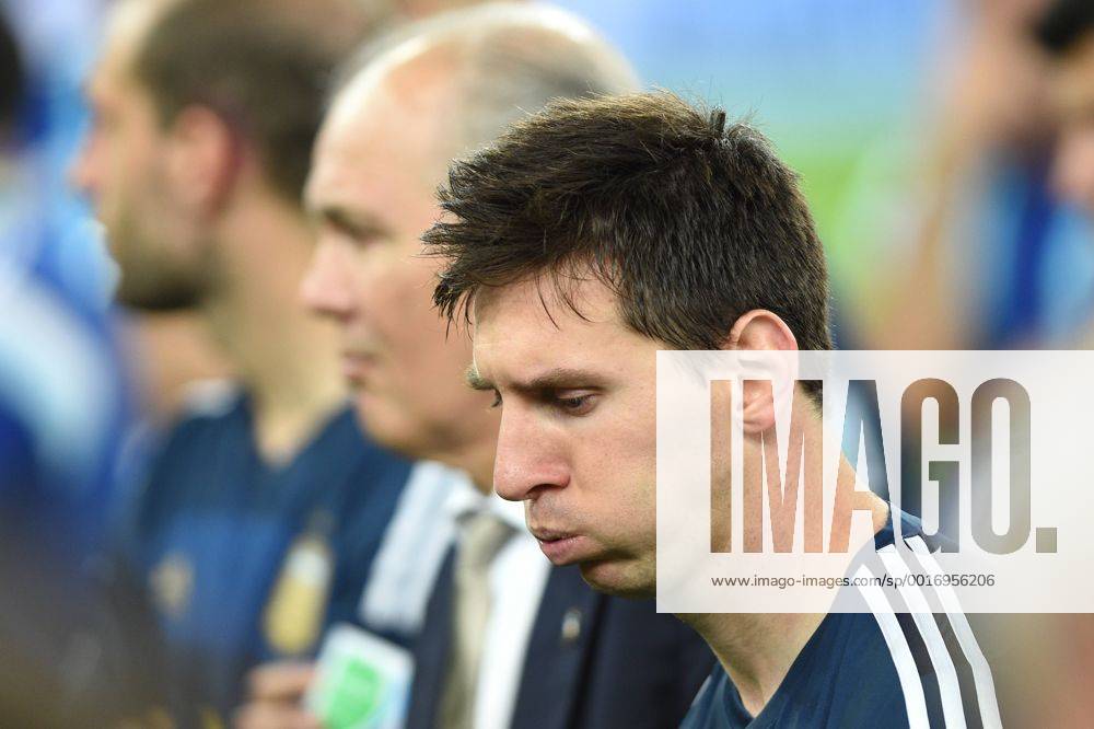 Lionel MESSI (ARG) ,Enttäuschung,Frust, enttäuscht,frustriert,niedergeschlagen,nach Spielende,hi:Alejandro SABELLA, Trainer (ARG). Deutschland (GER))-Argentinien (ARG) 1-0 n.V Finale,Final,Spiel 64, am 13.07.2014 in Rio de Janeiro. Fussball Weltmeisterschaft 2014 in Brasilien vom 12.06.