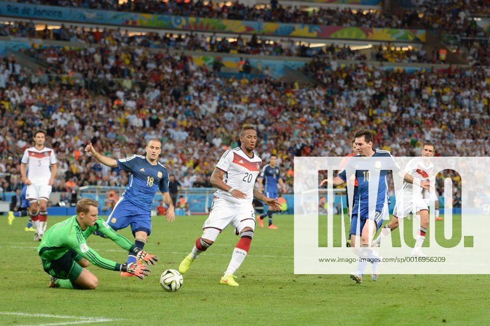 V.re:Philipp LAHM (GER),Lionel MESSI (ARG),Jerome BOATENG (GER),Rodrigo PALACIO (ARG),Manuel NEUER (Torwart GER),Torchance,Aktion,Zweikampf, Deutschland (GER))-Argentinien (ARG) 1-0 n.V Finale,Final,Spiel 64, am 13.07.2014 in Rio de Janeiro. Fussball Weltmeisterschaft 2014 in Brasilien vom 12.06.