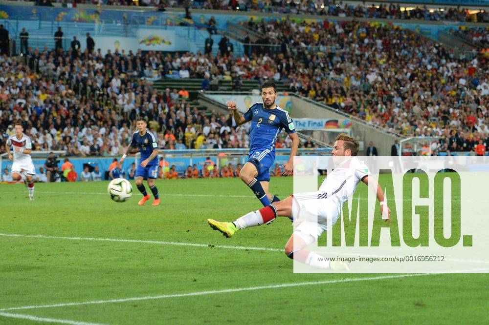 Mario GÖTZE;GÖTZE (GER) schiesst das Tor zum 1-0,Siegtor,Aktion,Torschuss,hi:Ezequiel GARAY (ARG). Deutschland (GER))-Argentinien (ARG) 1-0 n.V Finale,Final,Spiel 64, am 13.07.2014 in Rio de Janeiro. Fussball Weltmeisterschaft 2014 in Brasilien vom 12.06.