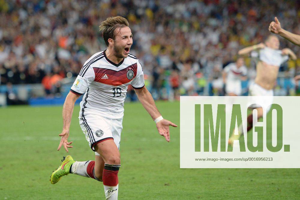 Torjubel Mario GÖTZE;GÖTZE (GER) nach Tor zum 1-0,Jubel,Freude,Begeisterung,,Aktion,Einzelbild,angeschnittenes Einzelmotiv,Halbfigur,halbe Figur. Deutschland (GER))-Argentinien (ARG) 1-0 n.V Finale,Final,Spiel 64, am 13.07.2014 in Rio de Janeiro. Fussball Weltmeisterschaft 2014 in Brasilien vom 12.06.