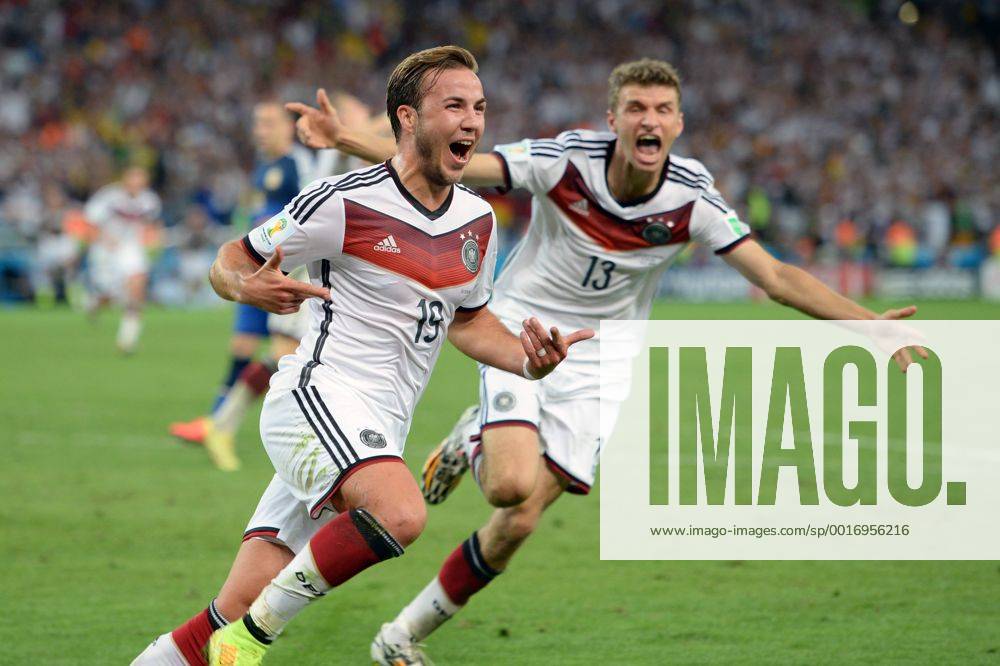 Torjubel Mario GÖTZE;GÖTZE (GER) nach Tor zum 1-0,Jubel,Freude,Begeisterung,Aktion,hi:Thomas MÜLLER (MÜLLER) (GER). Deutschland (GER))-Argentinien (ARG) 1-0 n.V Finale,Final,Spiel 64, am 13.07.2014 in Rio de Janeiro. Fussball Weltmeisterschaft 2014 in Brasilien vom 12.06.