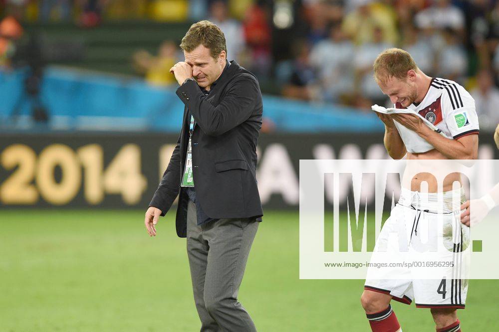 Oliver BIERHOFF (Teammanager GER) weint nach Spielende Freudentränen,weinen,re:Benedikt Höwedes (GER). Deutschland (GER) - Argentinien (ARG) 1-0 n.V Finale,Final,Spiel 64, am 13.07.2014 in Rio de Janeiro. Fussball Weltmeisterschaft 2014