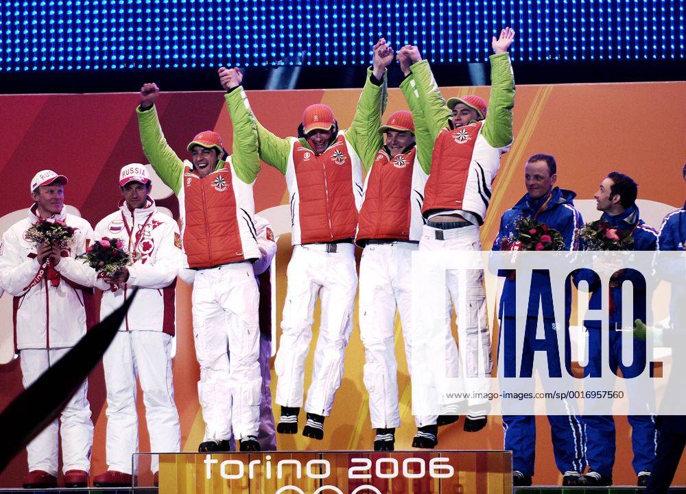 GREIS Michael, FISCHER Sven, ROESCH Michael und GROSS Ricco Olympiasieger in der Staffel Siegeehrung der Biathlon Staffel der Maenner 4 x 7,5km in Turin am 21.02.2006 Olympische Winterspiele 2006 in Turin Italien