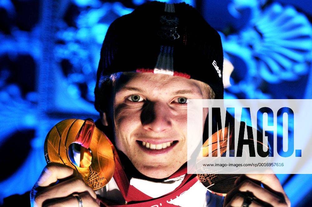 MORGENSTERN Thomas Doppel Olympiasieger mit senen zwei Goldmedaillen nach der Siegeehrung Siegeehrung der Ski Springen am 21.02.2006 Olympische Winterspiele 2006 in Turin Italien