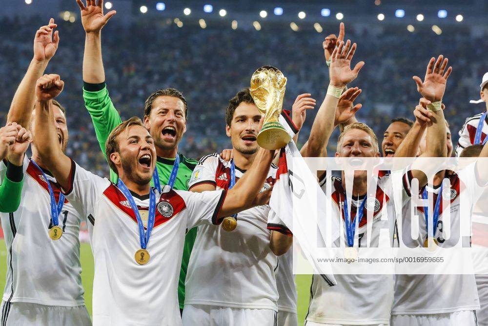 Bastian SCHWEINSTEIGER, DFB 7 Mario GÖTZE, DFB 19 Mats HUMMELS, DFB 5 Mario GÖTZE, DFB 19 Christoph KRAMER, DFB 23 Roman WEIDENFELLER, TW DFB 22 Kevin GROSSKREUTZ, DFB 2 Eric DURM, DFB 15 Jubel DEUTSCHLAND - ARGENTINIEN 1-0 n.V. FIFA Fussball WM FINALE Weltmeisterschaft am 13.07.2014 im Maracana Stadion von Rio de Janeiro