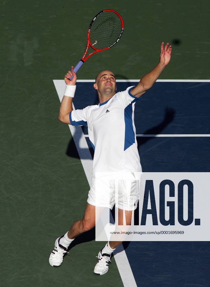 Andre Agassi (USA) - Aufschlag Tennis Herren US Open 2005, Grand Slam, ATP Tour, Hartplatz, Hardcourt, Hartplatztennis, Hartplatzturnier, Einzelbild Flushing Meadow, Meadows New York