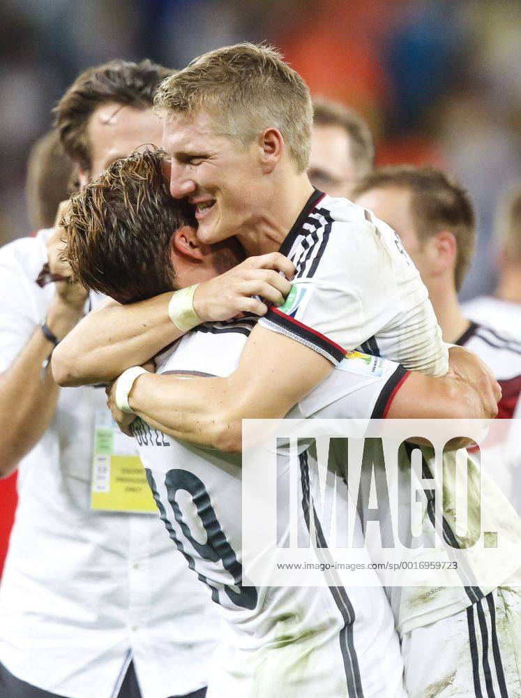 Bastian SCHWEINSTEIGER, DFB 7 MARIO GÖTZE, DFB 19 weinen, Traenen weint Jubel Freudentraenen DEUTSCHLAND - ARGENTINIEN 1-0 n.V. FIFA Fussball WM FINALE Weltmeisterschaft am 13.07.2014 im Maracana Stadion von Rio de Janeiro