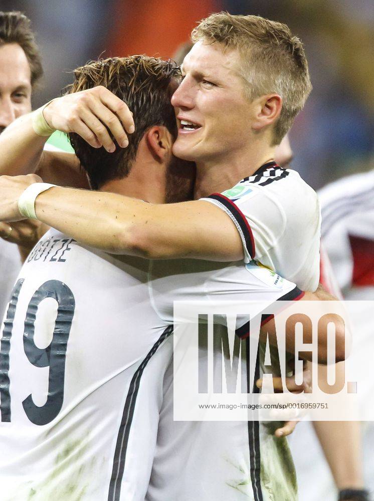 Bastian SCHWEINSTEIGER, DFB 7 MARIO GÖTZE, DFB 19 weinen, Traenen weint Jubel Freudentraenen DEUTSCHLAND - ARGENTINIEN 1-0 n.V. FIFA Fussball WM FINALE Weltmeisterschaft am 13.07.2014 im Maracana Stadion von Rio de Janeiro