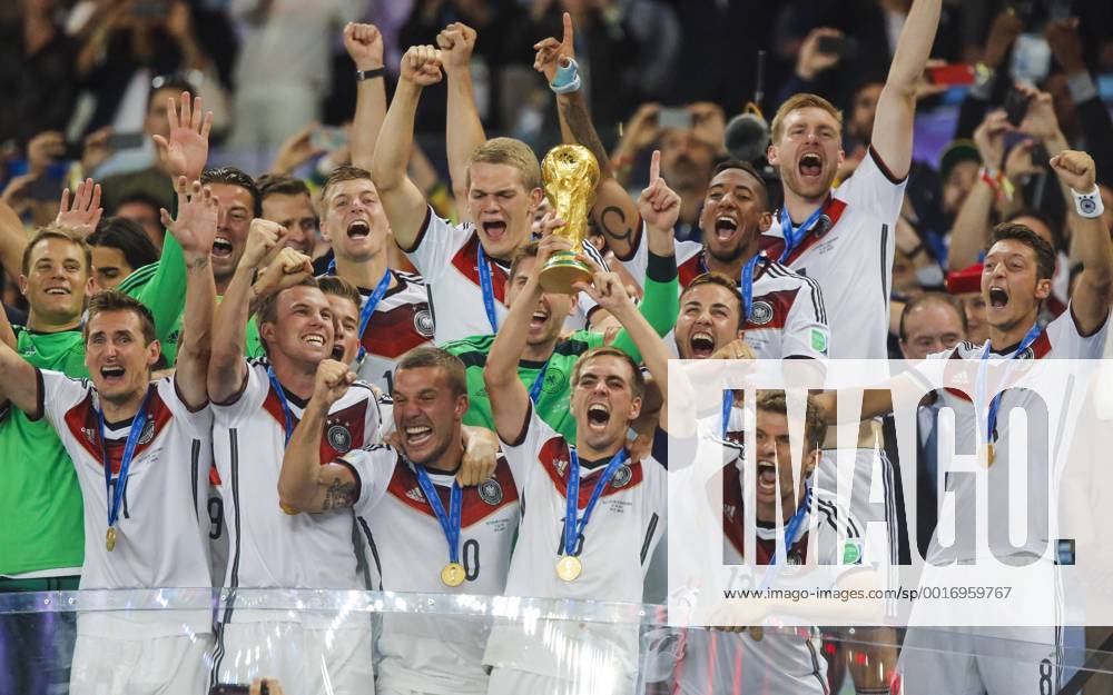 Philipp LAHM, DFB 16 Kevin GROSSKREUTZ, DFB 2 Bastian SCHWEINSTEIGER, DFB 7 Mesut ÖZIL, DFB 8 Sami KHEDIRA, DFB 6 Mario GÖTZE, DFB 19 Miroslav KLOSE, 11 DFB Manuel NEUER, DFB 1 Jerome BOATENG, DFB 20 Thomas MÜLLER, DFB 13 Toni KROOS, DFB 18 Lukas PODOLSKI, DFB 10 Weltmeister WM-Pokal, WM, Trophy, FIFA-WM-Pokal, FIFA World Cup Trophy, DEUTSCHLAND - ARGENTINIEN FIFA Fussball WM FINALE Weltmeisterschaft am 13.07.2014 im Maracana Stadion von Rio de Janeiro