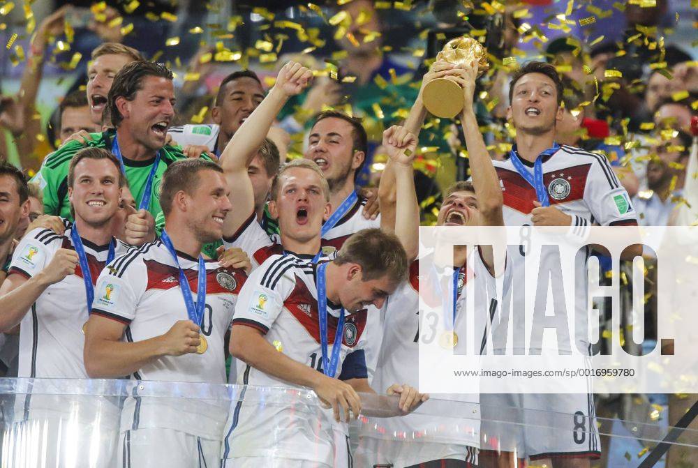 Philipp LAHM, DFB 16 Kevin GROSSKREUTZ, DFB 2 Bastian SCHWEINSTEIGER, DFB 7 Mesut ÖZIL, DFB 8 Sami KHEDIRA, DFB 6 Mario GÖTZE, DFB 19 Miroslav KLOSE, 11 DFB Manuel NEUER, DFB 1 Jerome BOATENG, DFB 20 Thomas MÜLLER, DFB 13 Toni KROOS, DFB 18 Lukas PODOLSKI, DFB 10 Weltmeister WM-Pokal, WM, Trophy, FIFA-WM-Pokal, FIFA World Cup Trophy, DEUTSCHLAND - ARGENTINIEN FIFA Fussball WM FINALE Weltmeisterschaft am 13.07.2014 im Maracana Stadion von Rio de Janeiro