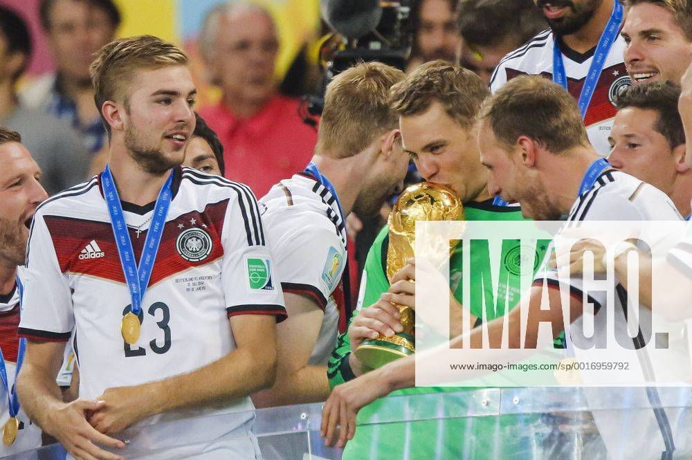 Manuel NEUER, DFB 1 Weltmeister WM-Pokal, WM, Trophy, FIFA-WM-Pokal, FIFA World Cup Trophy, DEUTSCHLAND - ARGENTINIEN FIFA Fussball WM FINALE Weltmeisterschaft am 13.07.2014 im Maracana Stadion von Rio de Janeiro