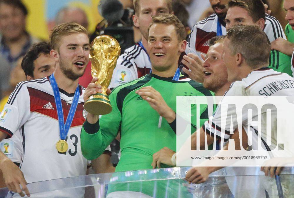 Manuel NEUER, DFB 1 Weltmeister WM-Pokal, WM, Trophy, FIFA-WM-Pokal, FIFA World Cup Trophy, DEUTSCHLAND - ARGENTINIEN FIFA Fussball WM FINALE Weltmeisterschaft am 13.07.2014 im Maracana Stadion von Rio de Janeiro