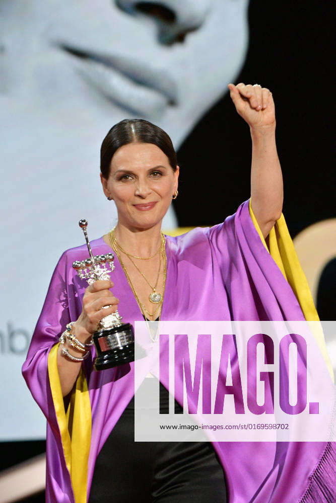 70eme Festival de Cine de Donostia San Sebastian Juliette Binoche - Donostia Award Ceremony SAN SEBASTIAN, SPAIN - SEPTEMBER 18: Actress Juliette Binoche receives the Donostia award from director Isabel Coixet during the 70th San Sebastian International Film Festival at the Kursaal Palace on September 18, 2022 in San Sebastian, Spain. 284216 2022-09-18 San Sebastian Espagne