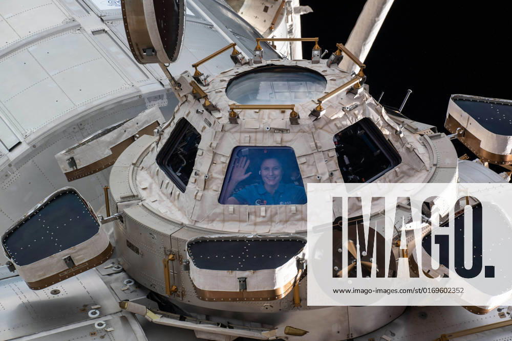 International Space Station, EARTH ORBIT: European Space Agency astronaut and Expedition 67 Flight Engineer Samantha Cristoforetti waves from inside the cupola onboard the International Space Station, September 12, 2022 in Earth Orbit. International Space Station EARTH ORBIT - ZUMAp138 20220912_zaa_p138_002