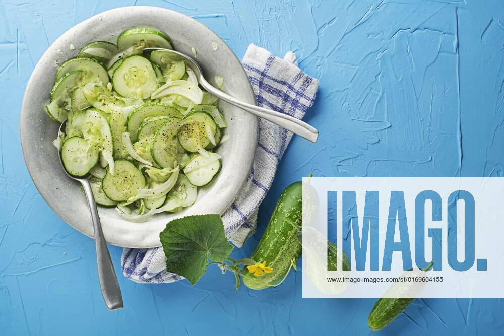 IMAGO Creative, Food, Gurkensalat Cucumber salad, Cucumber salad. Preparation of fresh cucumber salad on blue background, Cucumber salad. Preparation of fresh cucumber salad on blue background, 31.07.2022,