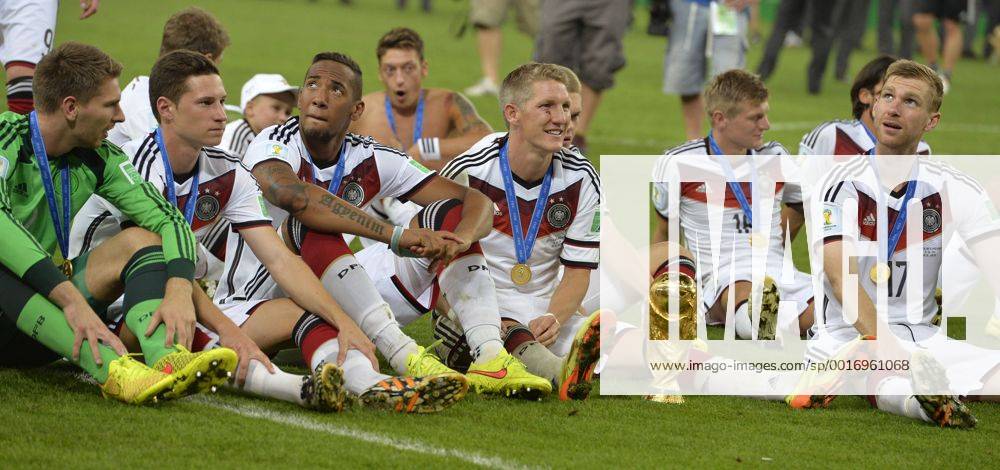 Fussball WM 2014 - Finale: Deutschland - Argentinien in Rio de Janeiro, Maracana Stadion. v.l. Torwart Ron-Robert Zieler (Deutschland), Julian Draxler (Deutschland), Jerome Boateng (Deutschland), Bastian Schweinsteiger (Deutschland), Matthias Ginter (Deutschland), Toni Kroos (Deutschland) und Per Mertesacker (Deutschland) feiern die gewonnene Weltmeisterschaft,