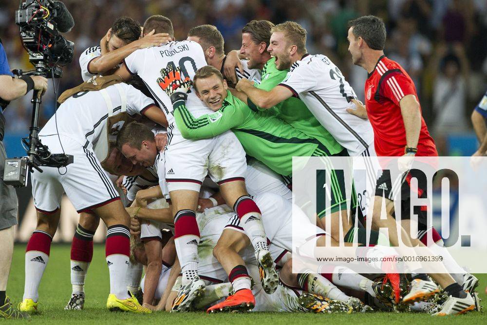 Schlussjubel der deutschen Spieler, Jubeltraube, vorne Torwart Manuel NEUER (GER), Deutschland (GER) - Argentinien (ARG) , Finale, Spiel 64, am 13.07.2014 in Rio de Janeiro; Deutschland ist Weltmeister Fussball Weltmeisterschaft 2014