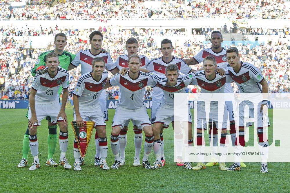 Teamfoto Mannschaftsfoto Deutschland, Hintere Reihe von links: Torwart Manuel NEUER (GER), Mats HUMMELS (GER), Toni KROOS (GER), Miroslav KLOSE (GER), Jerome BOATENG (GER). Vordere Reihe von links: Christoph KRAMER (GER), Philipp LAHM (GER), Benedikt HÖWEDES (GER), Thomas Müller (MÜLLER) (GER), Bastian SCHWEINSTEIGER (GER) und Mesut ÖZIL (ÖZIL) (GER)., Finale, Spiel 64, am 13.07.2014 in Rio de Janeiro; Deutschland ist Weltmeister Fussball Weltmeisterschaft 2014