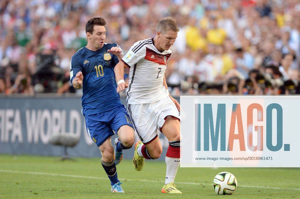 V.re:Bastian SCHWEINSTEIGER (GER),Aktion,Zweikampf gegen Lionel MESSI (ARG). Deutschland (GER) - Argentinien (ARG) 1-0 n.V Finale,Final,Spiel 64, am 13.07.2014 in Rio de Janeiro. Fussball Weltmeisterschaft 2014