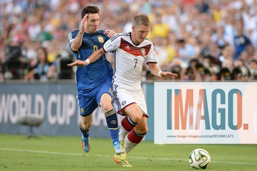 V.re:Bastian SCHWEINSTEIGER (GER),Aktion,Zweikampf gegen Lionel MESSI (ARG). Deutschland (GER) - Argentinien (ARG) 1-0 n.V Finale,Final,Spiel 64, am 13.07.2014 in Rio de Janeiro. Fussball Weltmeisterschaft 2014