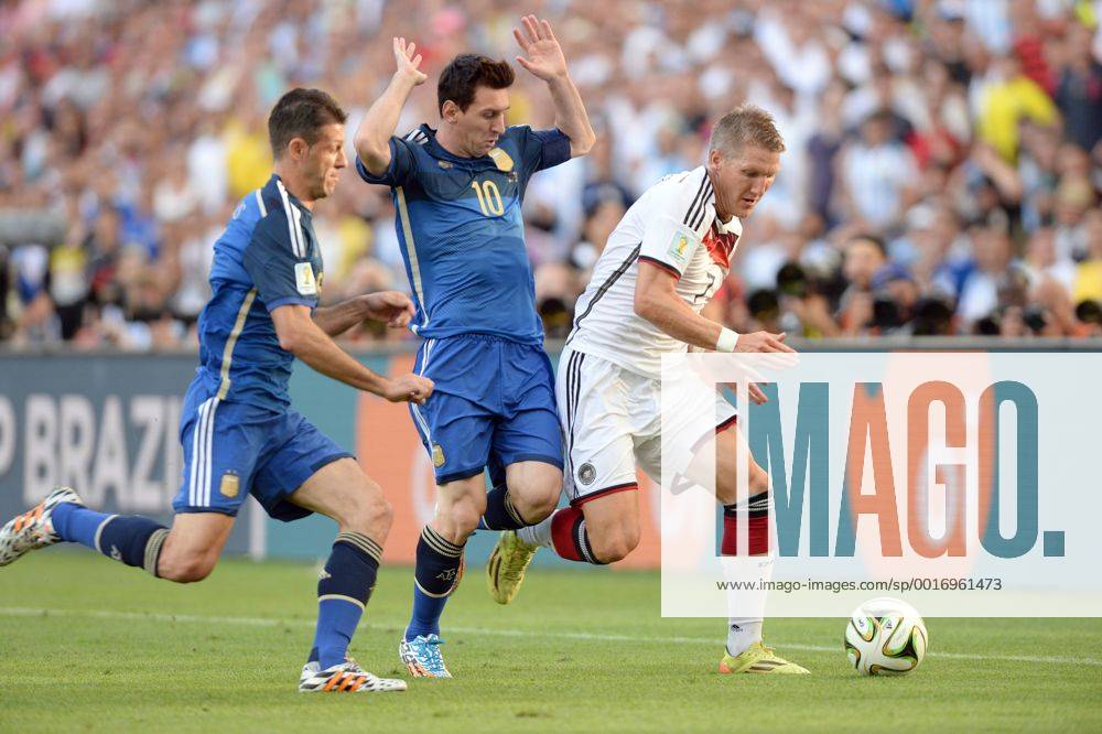 V.re:Bastian SCHWEINSTEIGER (GER),Aktion,Zweikampf gegen Lionel MESSI (ARG).Li:Martin DEMICHELIS (ARG). Deutschland (GER) - Argentinien (ARG) 1-0 n.V Finale,Final,Spiel 64, am 13.07.2014 in Rio de Janeiro. Fussball Weltmeisterschaft 2014