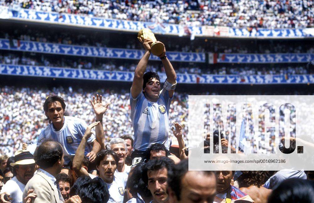 MARADONA Diego Armando FINALSPIEL Team_ARG mit WELTPOKAL FIFA Fussball Weltmeisterschaften 1986 in Mexiko Finalspiel im Azteka Stadion FINALE Deutschland_Argentinien 2_3 in Mexiko_City Fussball Weltmeister Jubel