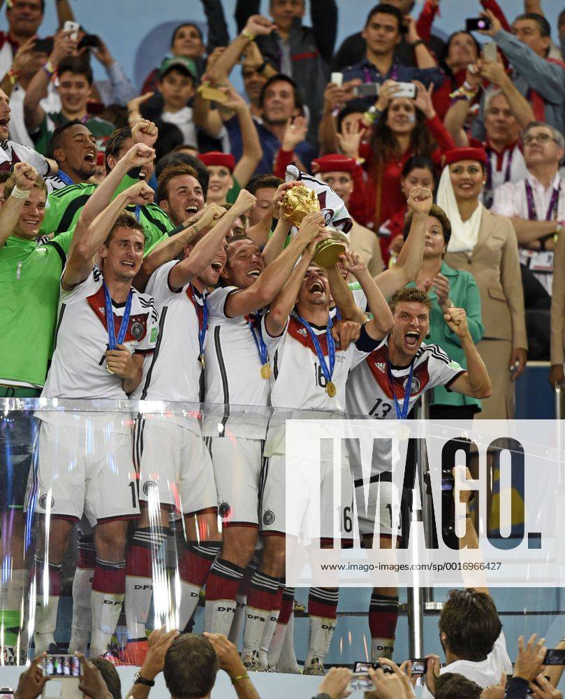 Fussball WM 2014 - Finale: Deutschland - Argentinien in Rio de Janeiro, Maracana Stadion. Siegerehrung der Weltmeister, Philipp Lahm (Deutschland) streckt den Pokal in die Höhe.