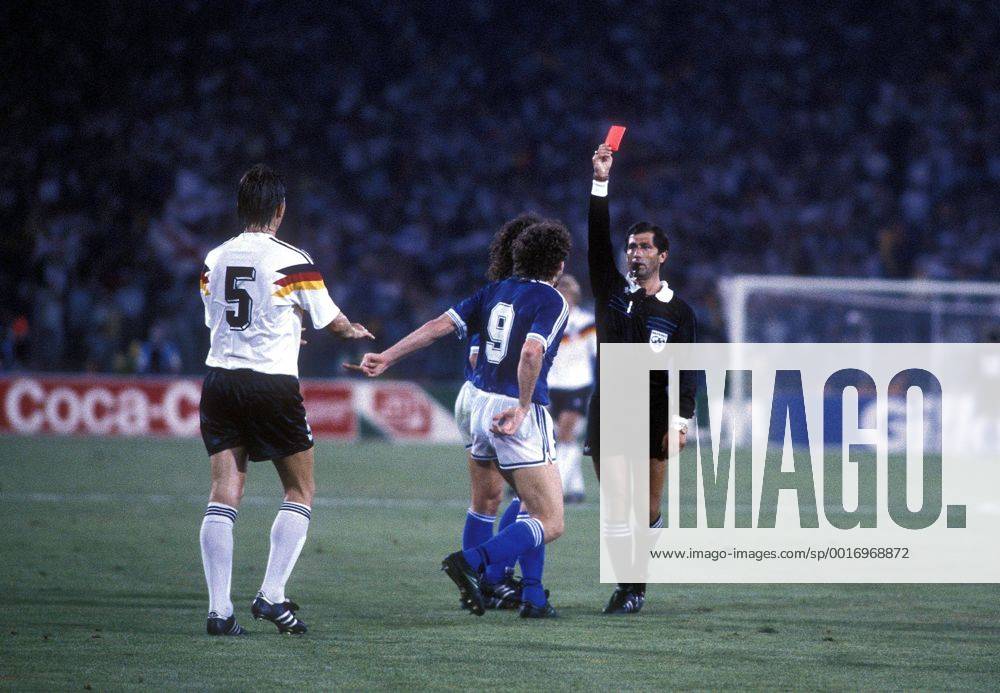 DEZOTTI Gustavo FINALSPIEL Team_ARG bekommt die rote Karte FIFA Fussball Weltmeisterschaften 1990 in Italien Finalspiel Stadio Olimpico FINALE Deutschland_Argentinien 1_0 in Rom Fussball Verwarnung rote Karte