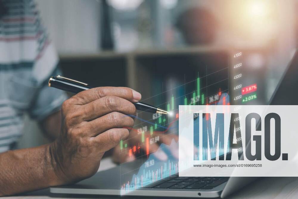 IMAGO Creative: Business, Innovative Technologie-Lösungen Finance and business investment concept. Stock and crypto investment funds.Businessman analyzing or trading Forex graphs of financial data candlestick chart., Finance and business investment concept. Stock and crypto investment funds.Businessman analyzing or trading Forex graphs of financial data candlestick chart., Finance and business investment concept. Stock and crypto investment funds.Businessman analyzing or trading Forex graphs of financial data candlestick chart., 26.08.2022,