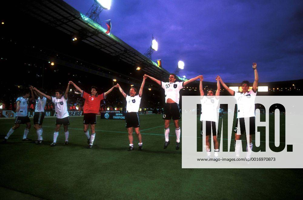 BIERHOFF Oliver TEAM MANNSCHAFT DEUTSCHLAND EUROPAMEISTER bei der Siegeehrung UEFA Fussball Europameisterschaften 1996 in England Fussball Finale Fussball Europameisterschaften 1996 in Wembley Tschechien-Deutschland
