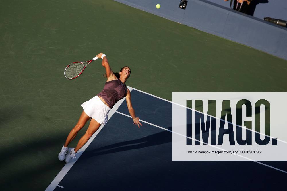 Amelie Mauresmo (Frankreich) - Aufschlag Tennis Damen US Open 2005, Grand Slam, WTA Tour, Hartplatz, Hardcourt, Hartplatztennis, Hartplatzturnier Einzelbild Flushing Meadow, Meadows New York Dynamik