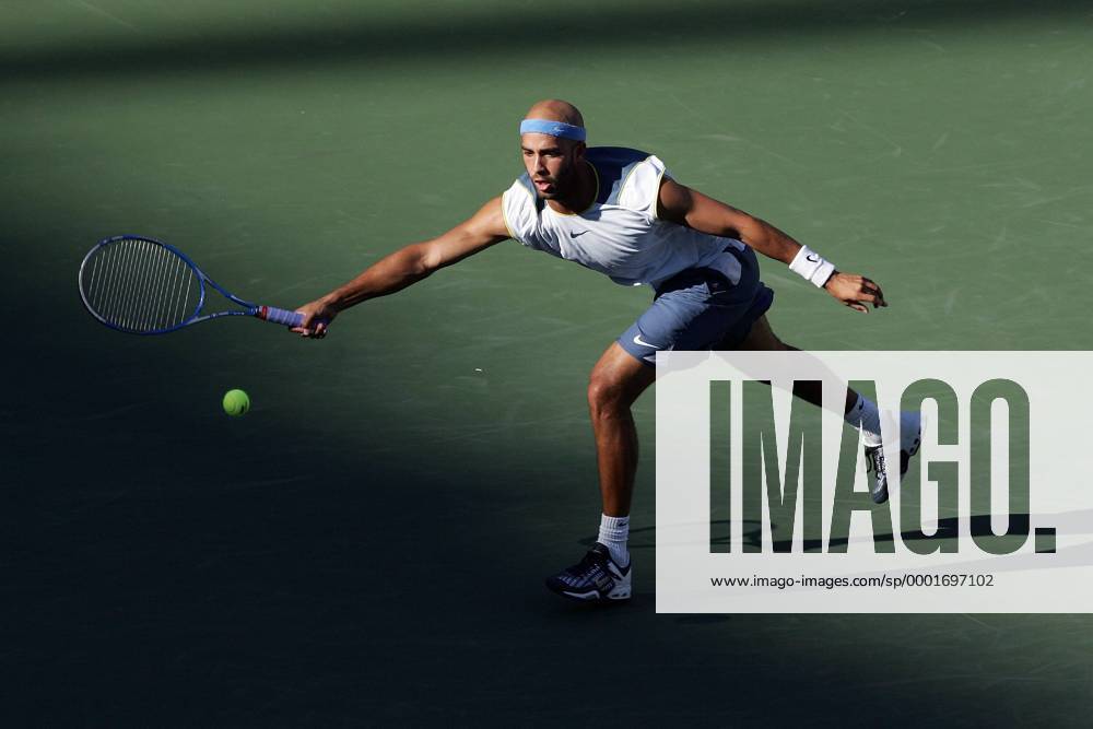 James Blake (USA) streckt sich nach dem Ball Tennis Herren US Open 2005, Grand Slam, ATP Tour, Hartplatz, Hardcourt, Hartplatztennis, Hartplatzturnier Einzelbild Flushing Meadow, Meadows New York Dynamik,