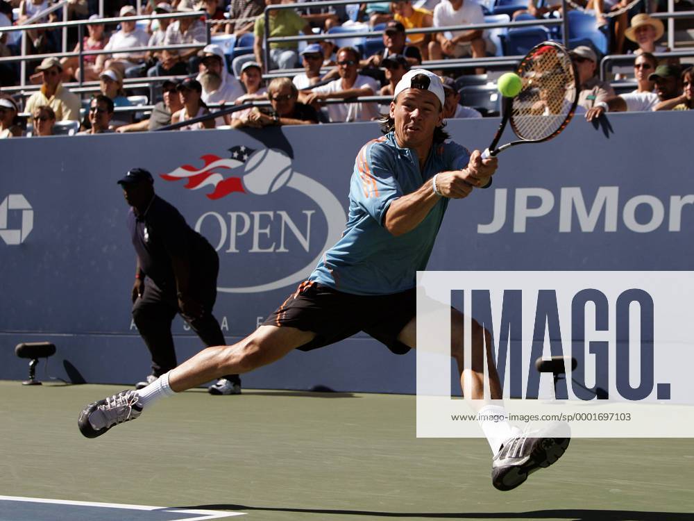 Guillermo Coria (Argentinien) - beidhändige Rückhand Tennis Herren US Open 2005, Grand Slam, ATP Tour, Hartplatz, Hardcourt, Hartplatztennis, Hartplatzturnier Einzelbild Flushing Meadow, Meadows New York Dynamik,