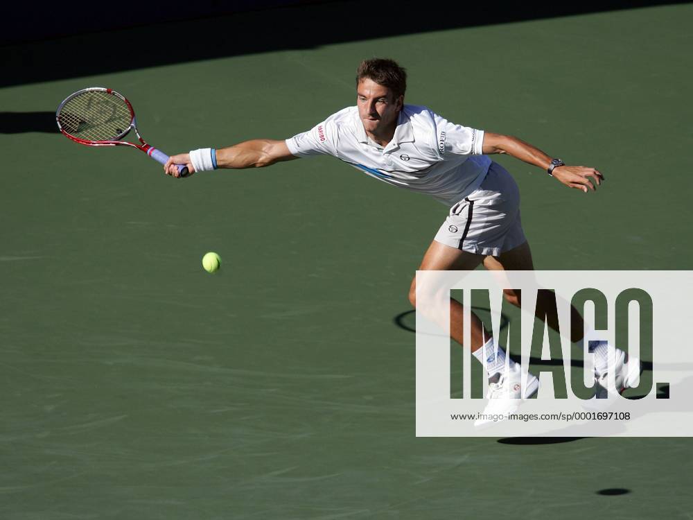 Tommy Robredo (Spanien) streckt sich nach dem Ball Tennis Herren US Open 2005, Grand Slam, ATP Tour, Hartplatz, Hardcourt, Hartplatztennis, Hartplatzturnier Einzelbild Flushing Meadow, Meadows New York Dynamik,