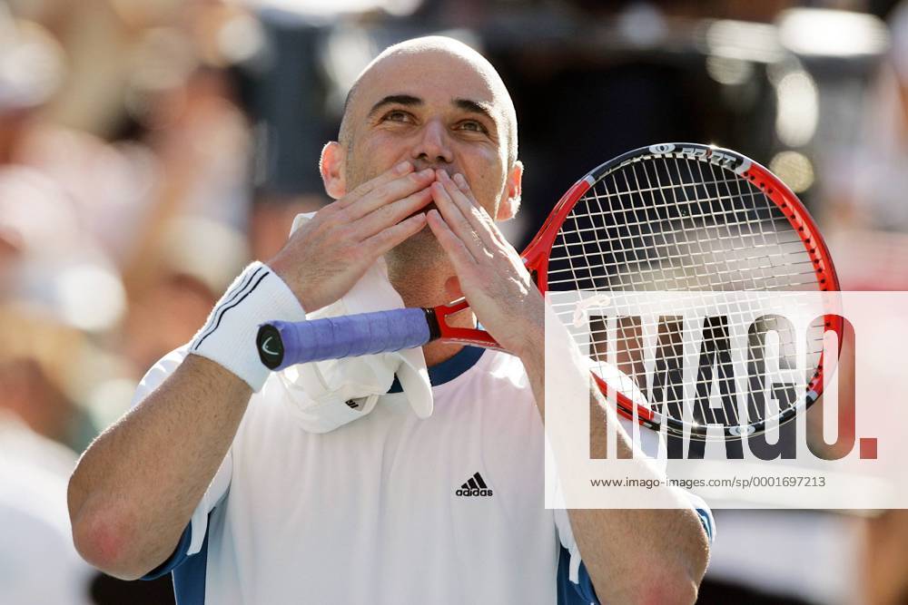 Andre Agassi (USA) verteilt Kußhände an seine Anhänger Tennis Herren US Open 2005, Grand Slam, ATP Tour Einzelbild Flushing Meadow, Meadows New York, NY, N.Y., N Y Freude,