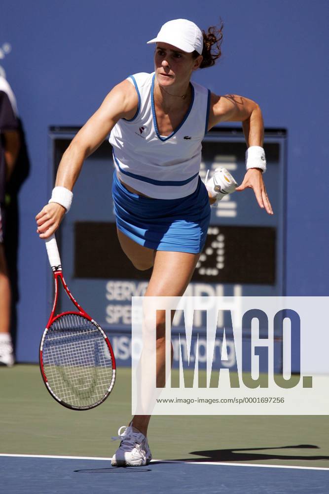Nathalie Dechy (Frankreich) - Aufschlag Tennis Damen US Open 2005, Grand Slam, WTA Tour, Hartplatz, Hardcourt, Hartplatztennis, Hartplatzturnier Einzelbild Flushing Meadow, Meadows New York, NY, N.Y., N Y Dynamik,