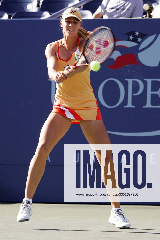 Elena Dementieva (Rußland) - beidhändige Rückhand Tennis Damen US Open 2005, Grand Slam, WTA Tour, Hartplatz, Hardcourt, Hartplatztennis, Hartplatzturnier Einzelbild Flushing Meadow, Meadows New York, NY, N.Y., N Y Dynamik,