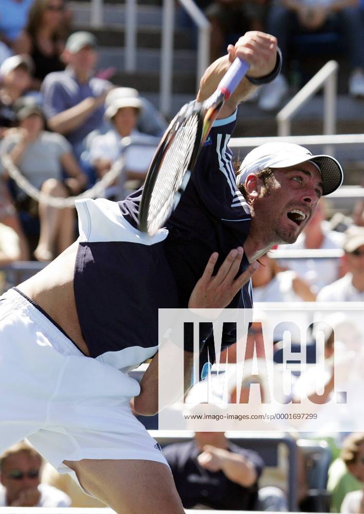 Nicolas Massu (Chile) - Aufschlag Tennis Herren US Open 2005, Grand Slam, ATP Tour Einzelbild Flushing Meadow, Meadows New York, NY, N.Y., N Y Dynamik,