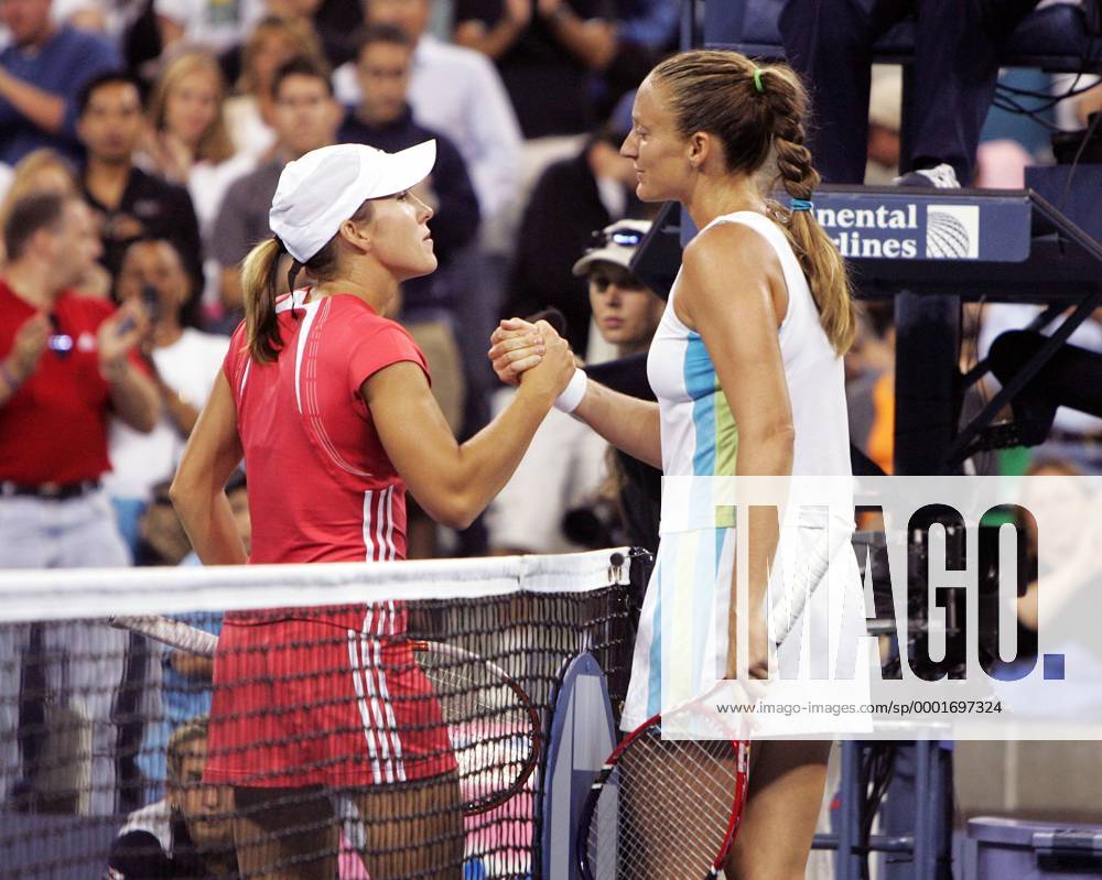 Mary Pierce (Frankreich, re.) - shake hands mit der unterlegenen Justine Henin Hardenne (Belgien) Tennis Damen US Open 2005, Grand Slam, WTA Tour Gruppe Flushing Meadow, Meadows New York, NY, N.Y., N Y