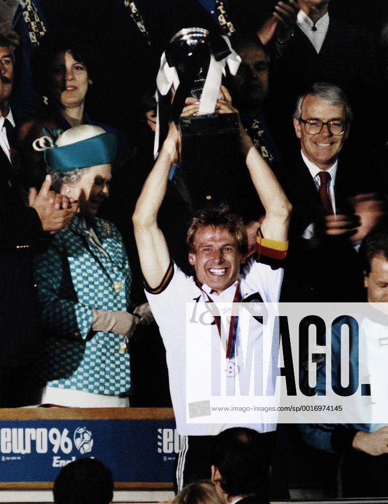 KLINSMANN Jürgen mit Königin Elisabeth UEFA Fussball Europameisterschaften 1996 in England Fussball Finale Fussball Europameisterschaften 1996 in Wembley Tschechien-Deutschland Siegeehrung mit EM Pokal