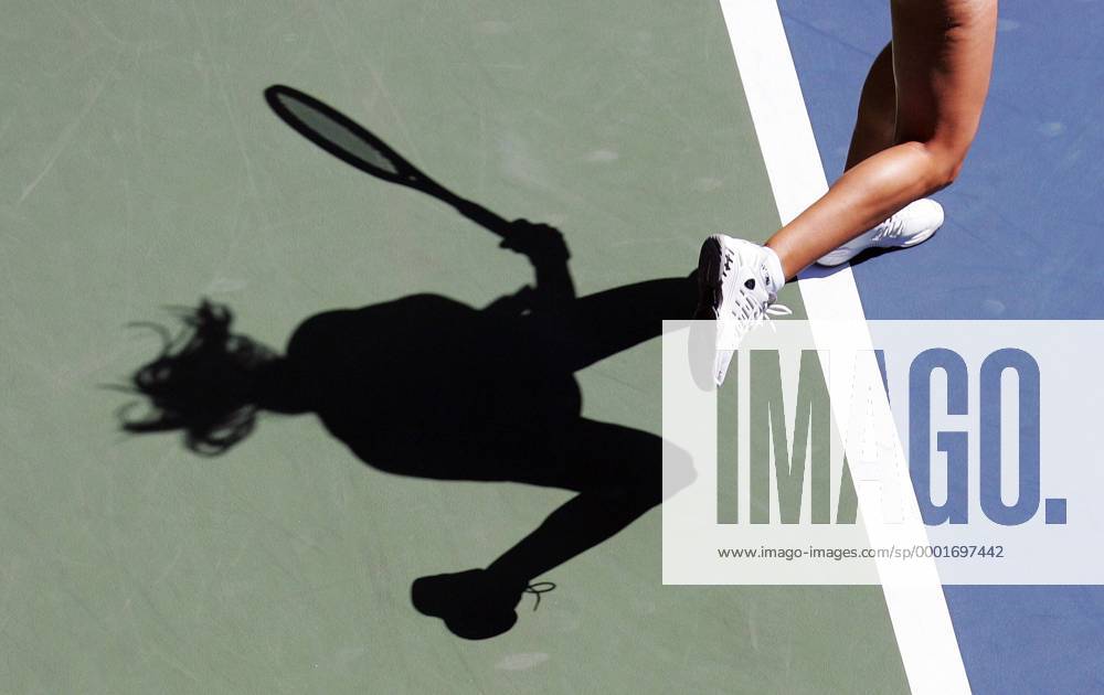 Der Schatten einer Tennisspielerin auf einem Hartplatz Tennis Damen US Open 2005,Grand Slam, WTA Tour, Hartplatz, Hardcourt, Hartplatztennis, Hartplatzturnier, Vdig Einzelbild Flushing Meadow, Meadows, New York