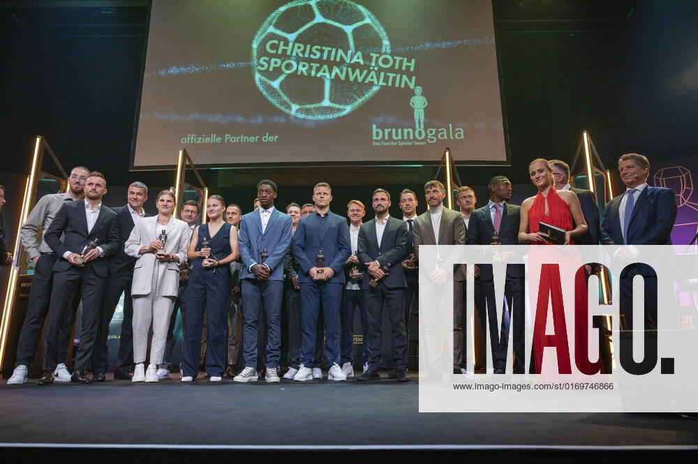 20220919 26. Bruno-Gala WIEN, OESTERREICH - 19. SEPTEMBER: Gruppüenbild mit allen SiegerInnen nach der Preisverleihung anlaesslich des 26. Bruno Galas, Das Fest Der SpielerInnen, praesentiert von Kronen Zeitung im Globe Wien in der Marx-Halle am 19. September 2022 in Wien, Oesterreich. 220919_SEPA_17_029