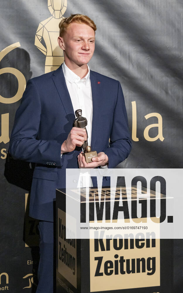 20220919 26. Bruno-Gala WIEN, OESTERREICH - 19. SEPTEMBER: Spieler von FC Red Bull Salzburg Nicolas Seiwald, Preistraeger der Bruno-Award in der Kategorie Aufsteiger der Saison praesentiert von Moser Medical waehrend der Preisverleihung anlaesslich des 26. Bruno Galas, Das Fest Der SpielerInnen, praesentiert von Kronen Zeitung im Globe Wien in der Marx-Halle am 19. September 2022 in Wien, Oesterreich. 220919_SEPA_17_011