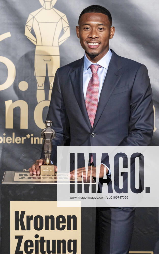 20220919 26. Bruno-Gala WIEN, OESTERREICH - 19. SEPTEMBER: Spieler von Real Madrid David Alaba, Preistraeger der Bruno-Award in der Kategorie Legionaer der Saison praesentiert von Coca-Cola waehrend der Preisverleihung anlaesslich des 26. Bruno Galas, Das Fest Der SpielerInnen, praesentiert von Kronen Zeitung im Globe Wien in der Marx-Halle am 19. September 2022 in Wien, Oesterreich. 220919_SEPA_17_019