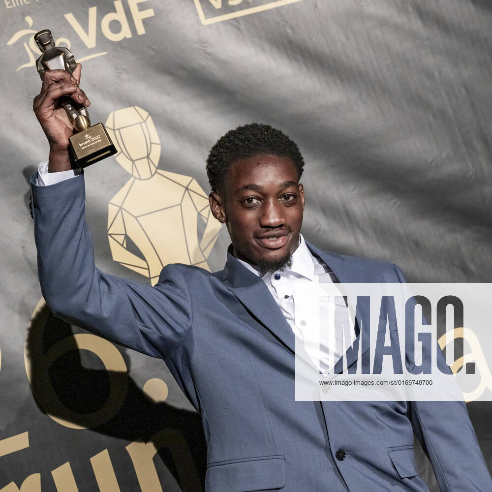 20220919 26. Bruno-Gala WIEN, OESTERREICH - 19. SEPTEMBER: Spieler von SC AUstria Lustenau Muhammed-Cham Saracevic, Preistraeger der Bruno-Award in der Kategorie Spieler der Saison 2. Liga praesentiert von ML Marketing waehrend der Preisverleihung anlaesslich des 26. Bruno Galas, Das Fest Der SpielerInnen, praesentiert von Kronen Zeitung im Globe Wien in der Marx-Halle am 19. September 2022 in Wien, Oesterreich. 220919_SEPA_17_007