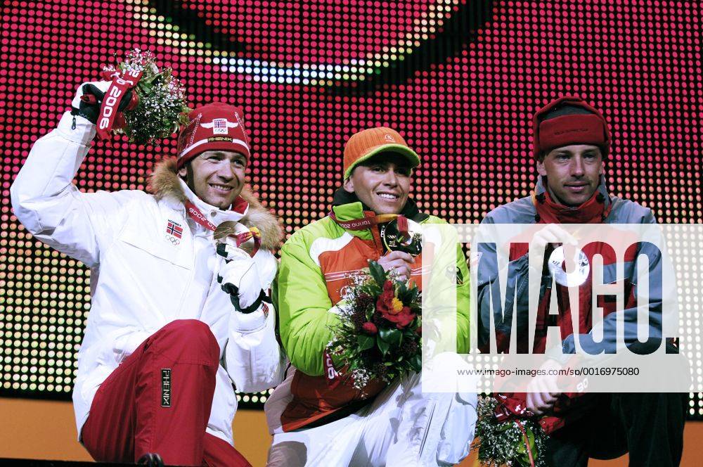 GREIS Michael GER Olympiasieger mit BJOERNDALEN Ole Einar NOR und SIKORA Tomasz POL Siegeehrung Biathlon Massenstart der Maenner am 25.02.2006 in Turin Olympische Winterspiele 2006 in Turin Italien